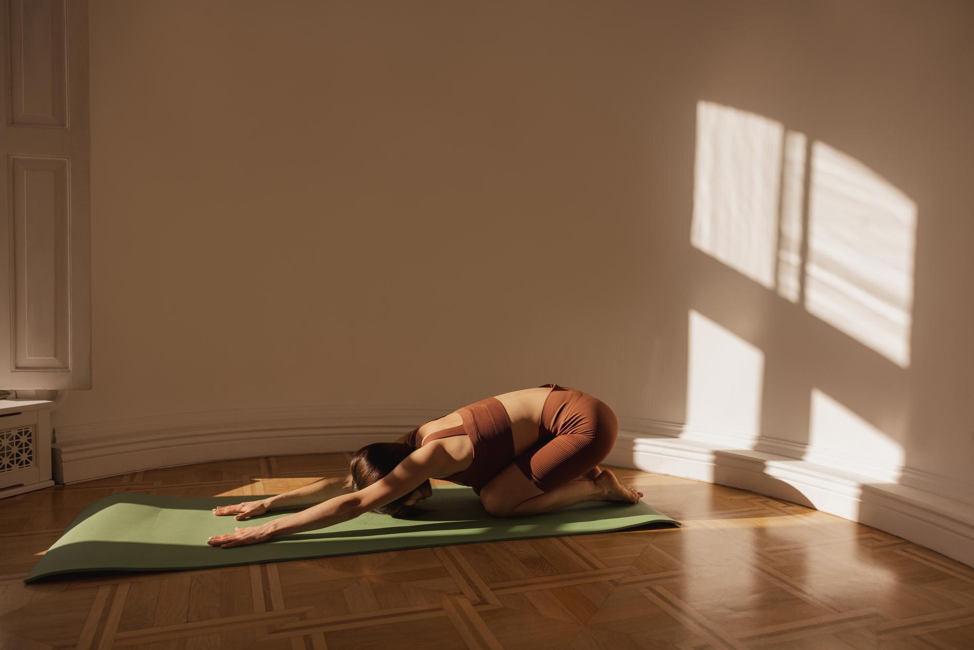Detalle de elementos de yoga y luz natural